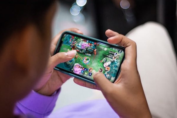 Quelles sont les meilleures pratiques pour créer un jeu mobile éducatif qui enseigne l'histoire mondiale?